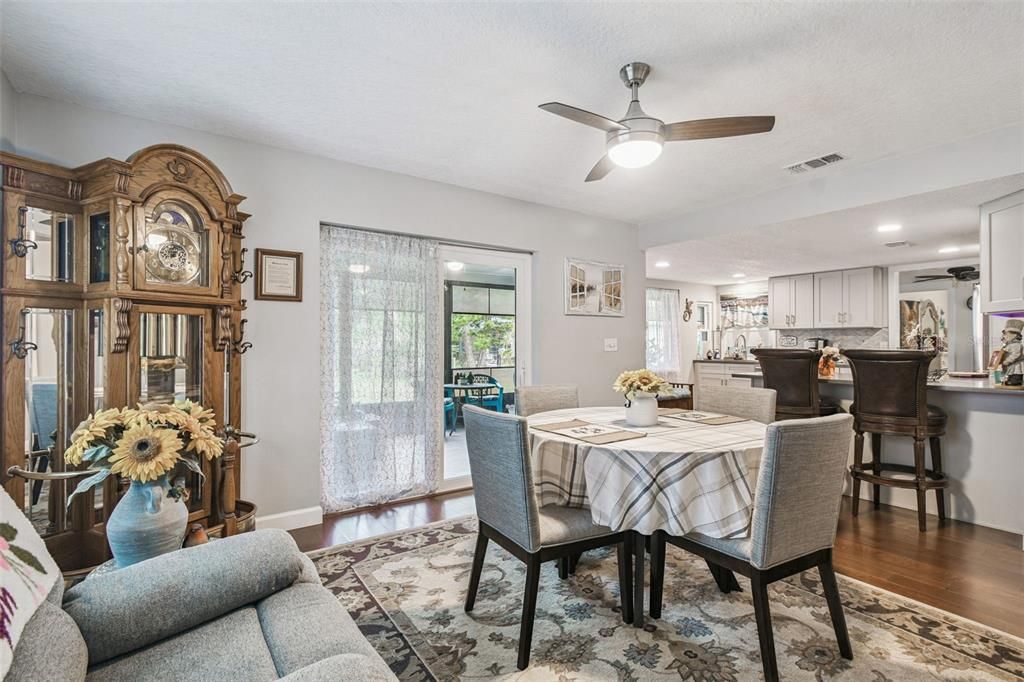 Под контрактом: $320,000 (2 спален, 2 ванн, 1358 Квадратных фут)