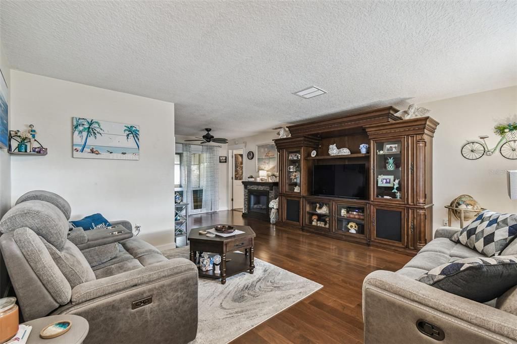 Под контрактом: $320,000 (2 спален, 2 ванн, 1358 Квадратных фут)