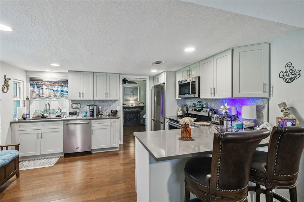 Под контрактом: $320,000 (2 спален, 2 ванн, 1358 Квадратных фут)