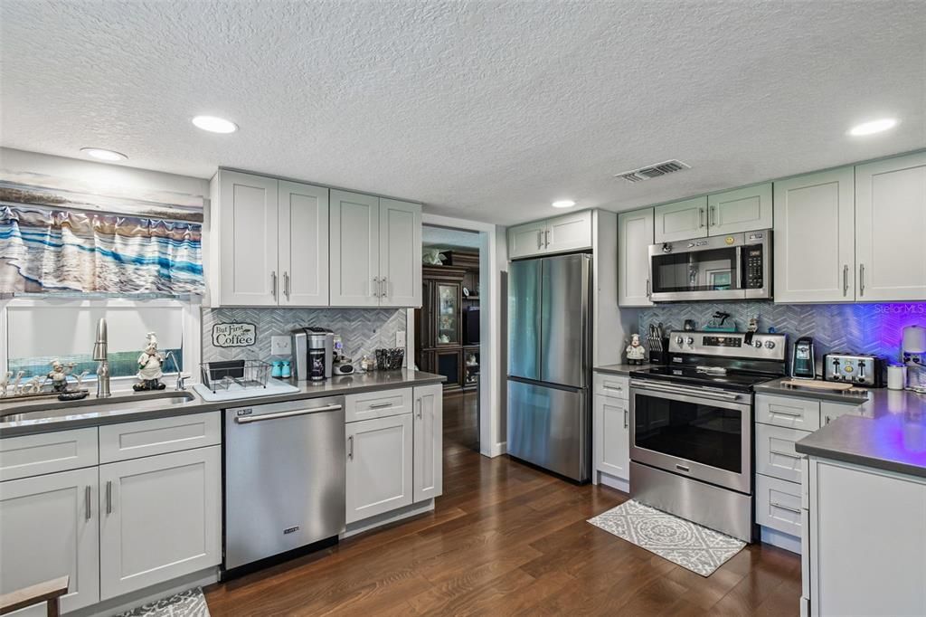 Под контрактом: $320,000 (2 спален, 2 ванн, 1358 Квадратных фут)