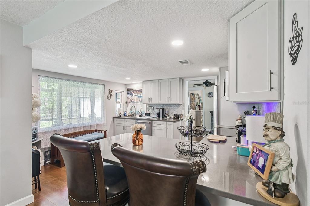 Под контрактом: $320,000 (2 спален, 2 ванн, 1358 Квадратных фут)