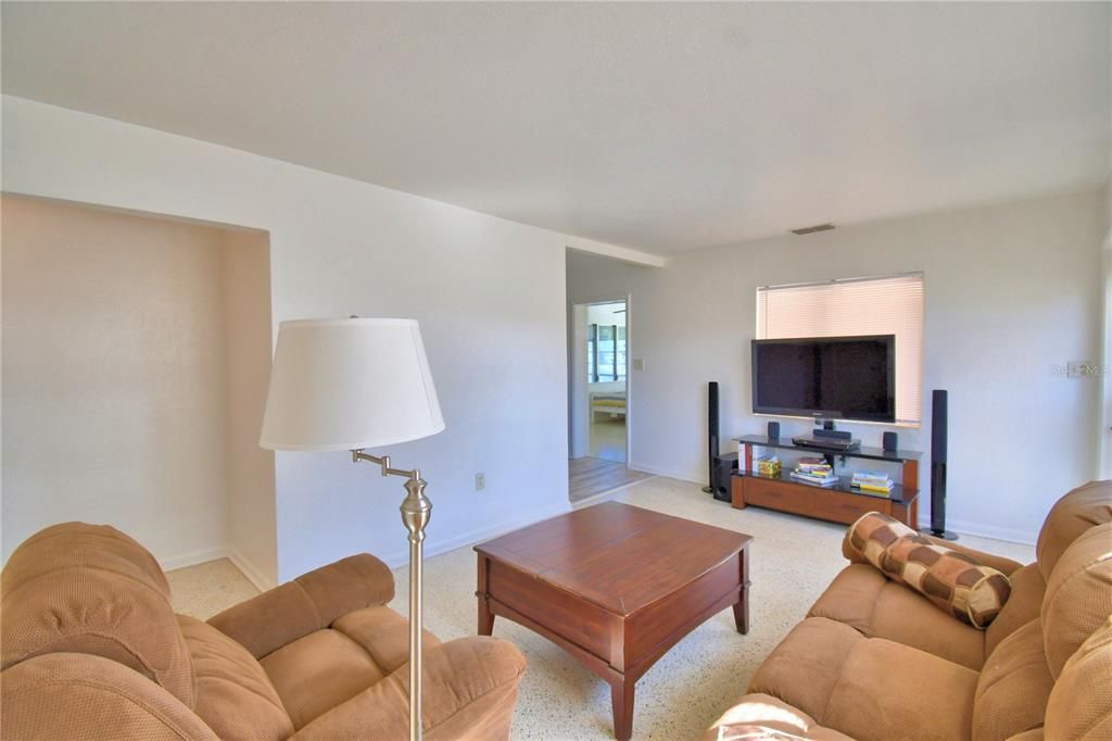 待售: $335,000 (3 贝兹, 1 浴室, 1048 平方英尺)