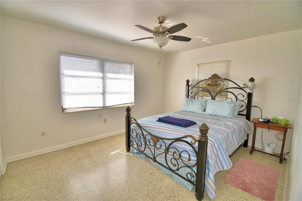 待售: $335,000 (3 贝兹, 1 浴室, 1048 平方英尺)