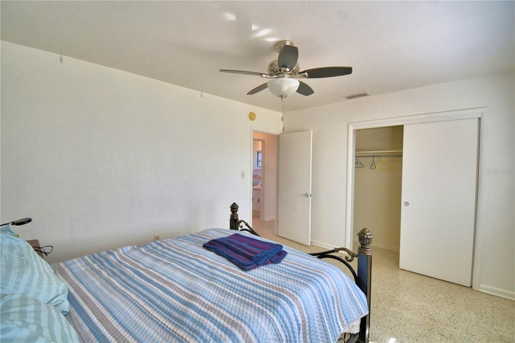 待售: $335,000 (3 贝兹, 1 浴室, 1048 平方英尺)