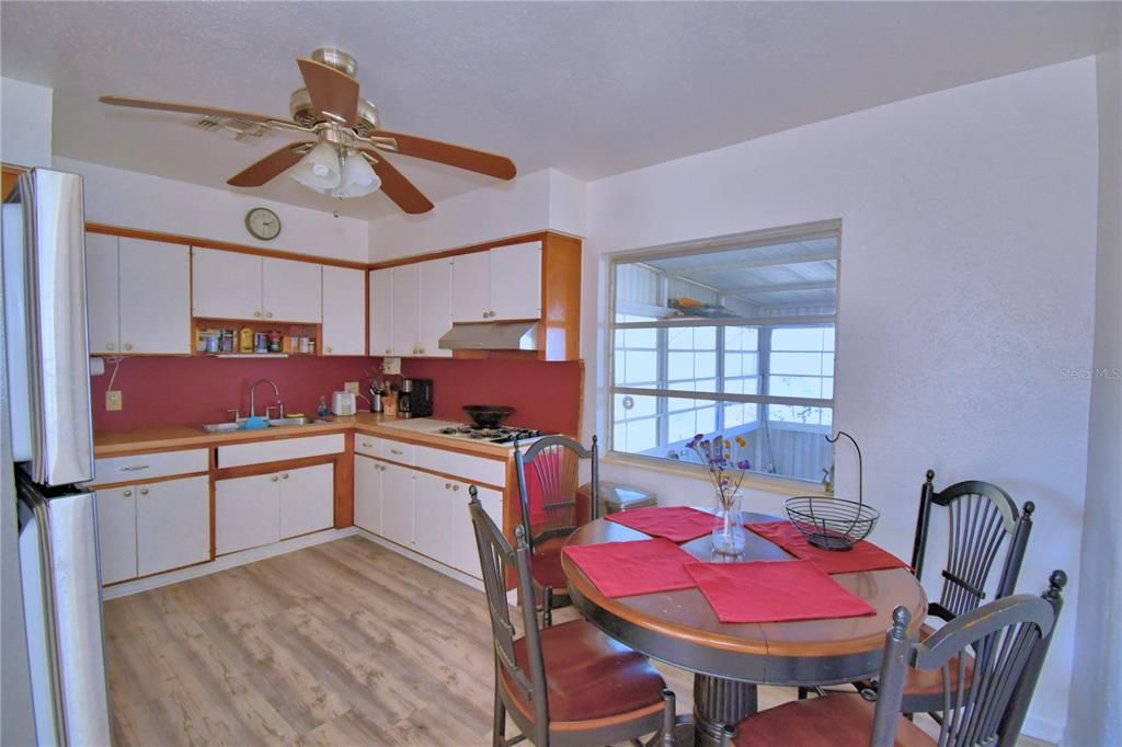 待售: $335,000 (3 贝兹, 1 浴室, 1048 平方英尺)