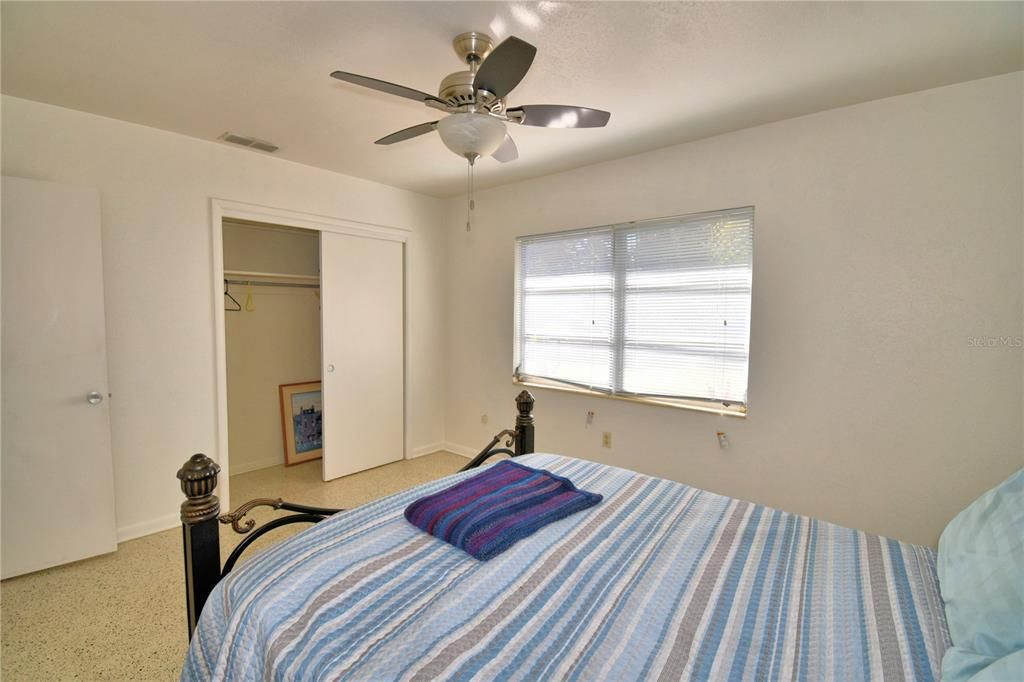 待售: $335,000 (3 贝兹, 1 浴室, 1048 平方英尺)