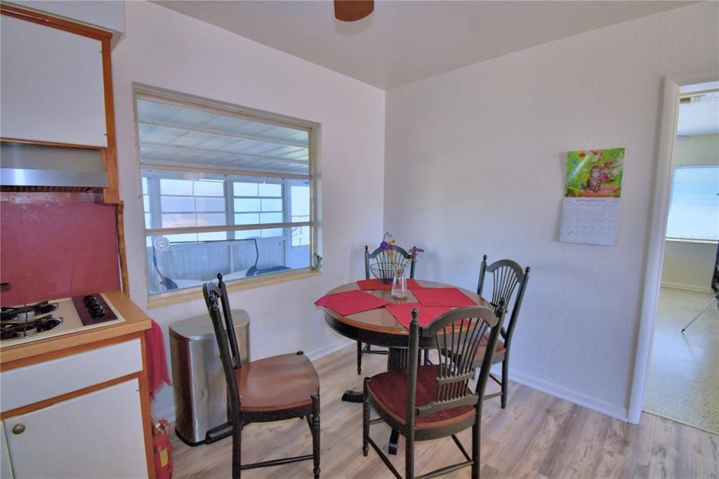 待售: $335,000 (3 贝兹, 1 浴室, 1048 平方英尺)