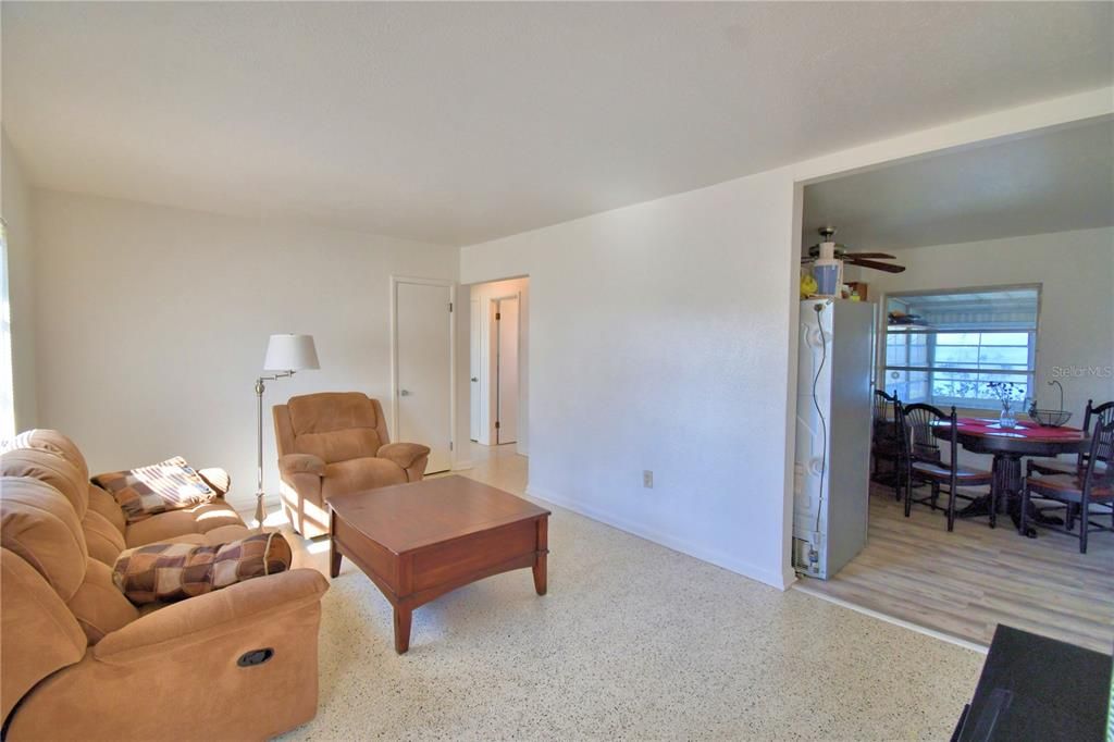 待售: $335,000 (3 贝兹, 1 浴室, 1048 平方英尺)