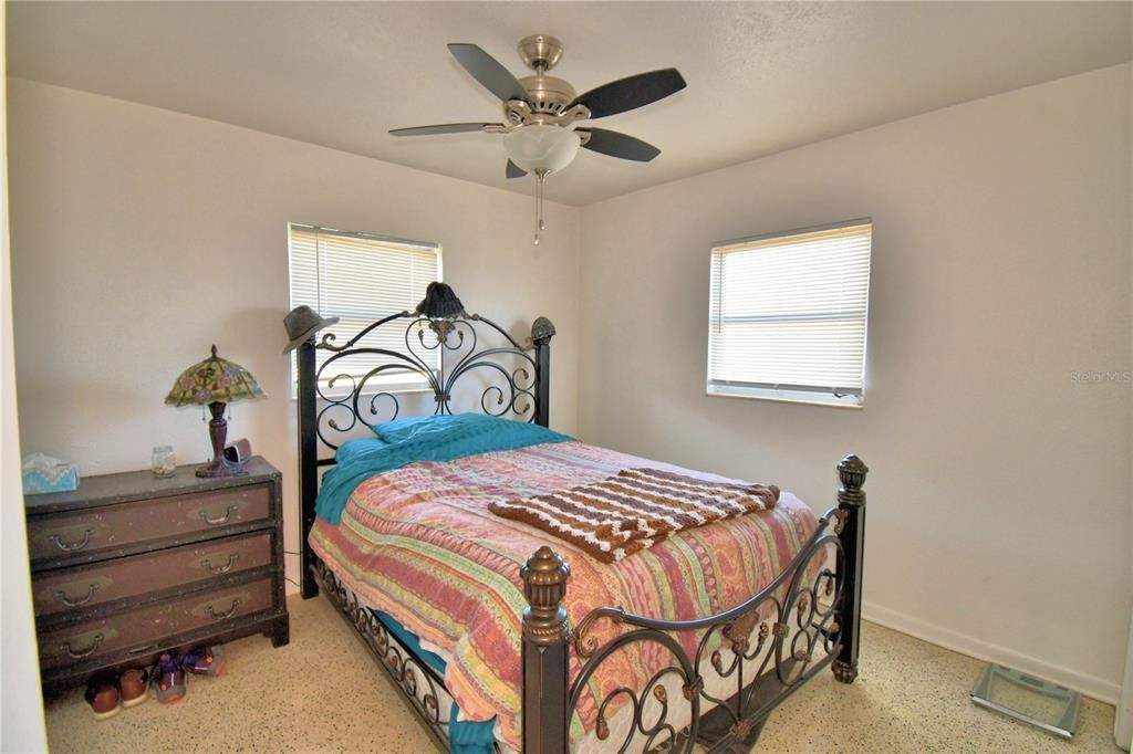 待售: $335,000 (3 贝兹, 1 浴室, 1048 平方英尺)