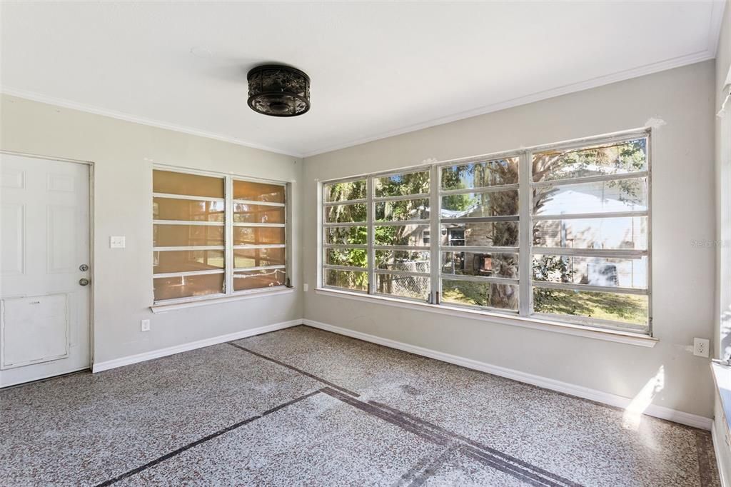 合同活跃: $198,000 (2 贝兹, 1 浴室, 1376 平方英尺)