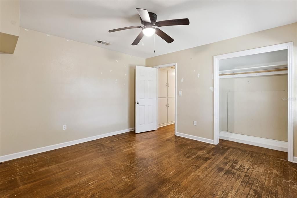 合同活跃: $198,000 (2 贝兹, 1 浴室, 1376 平方英尺)