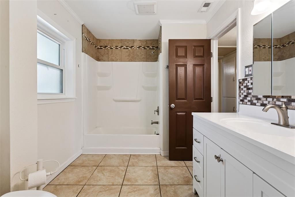 合同活跃: $198,000 (2 贝兹, 1 浴室, 1376 平方英尺)