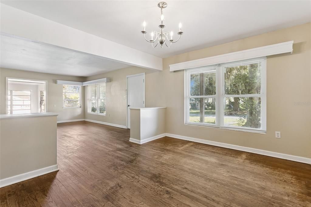 合同活跃: $198,000 (2 贝兹, 1 浴室, 1376 平方英尺)