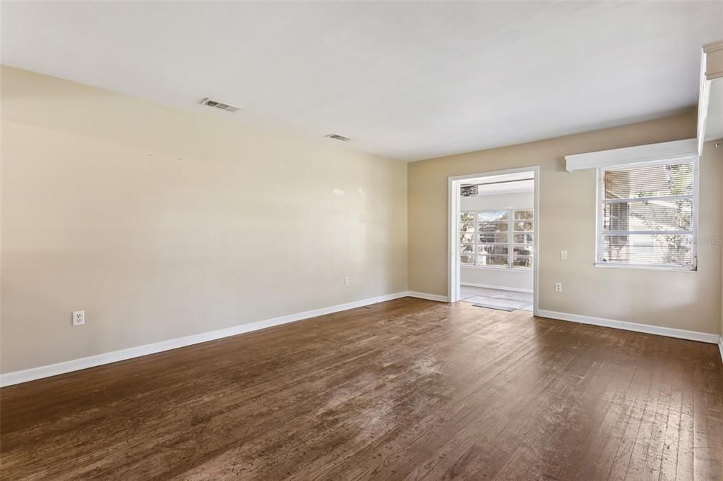 合同活跃: $198,000 (2 贝兹, 1 浴室, 1376 平方英尺)