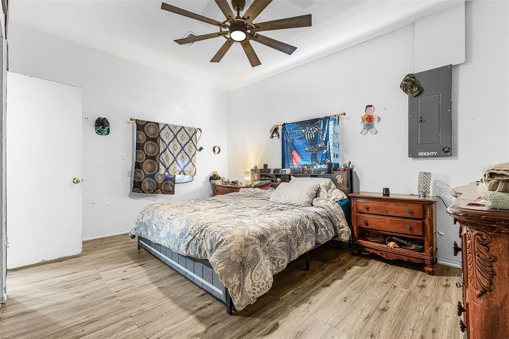 For Sale: $200,000 (3 beds, 2 baths, 1600 Square Feet)