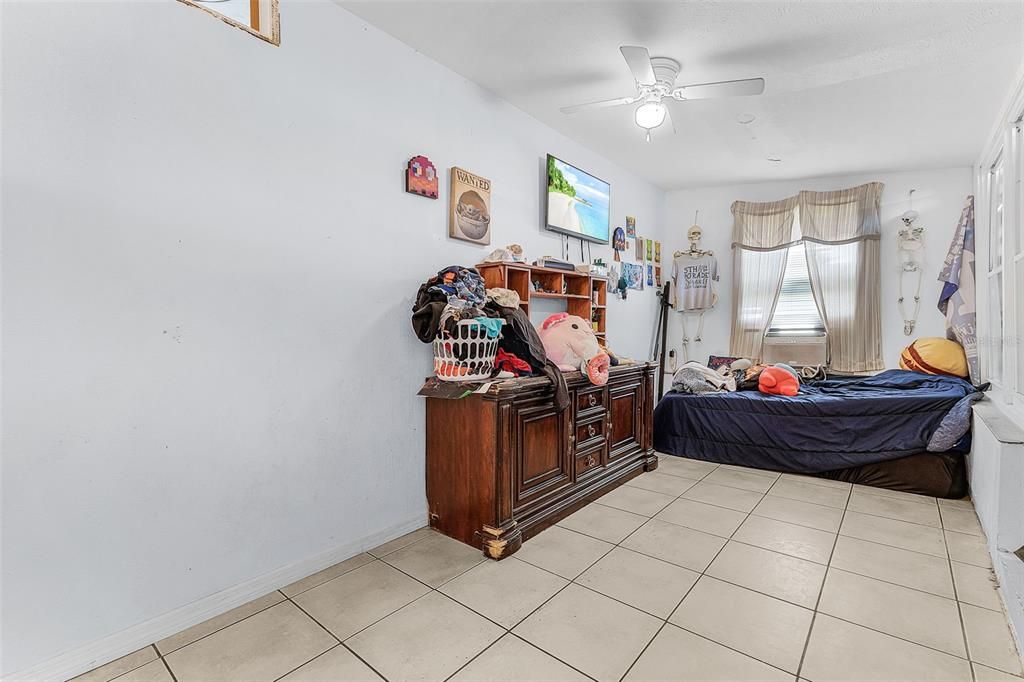For Sale: $200,000 (3 beds, 2 baths, 1600 Square Feet)