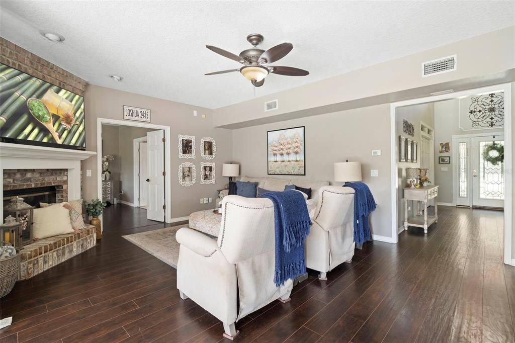 En Venta: $721,000 (5 camas, 2 baños, 2880 Pies cuadrados)