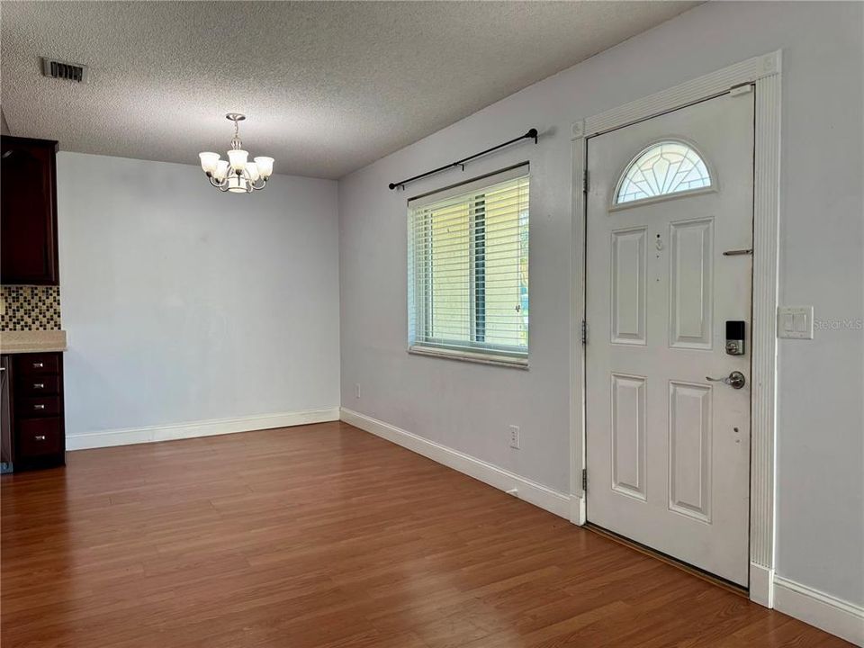 For Sale: $240,000 (2 beds, 2 baths, 1037 Square Feet)
