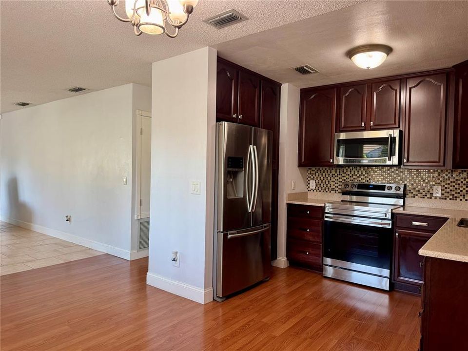 For Sale: $240,000 (2 beds, 2 baths, 1037 Square Feet)