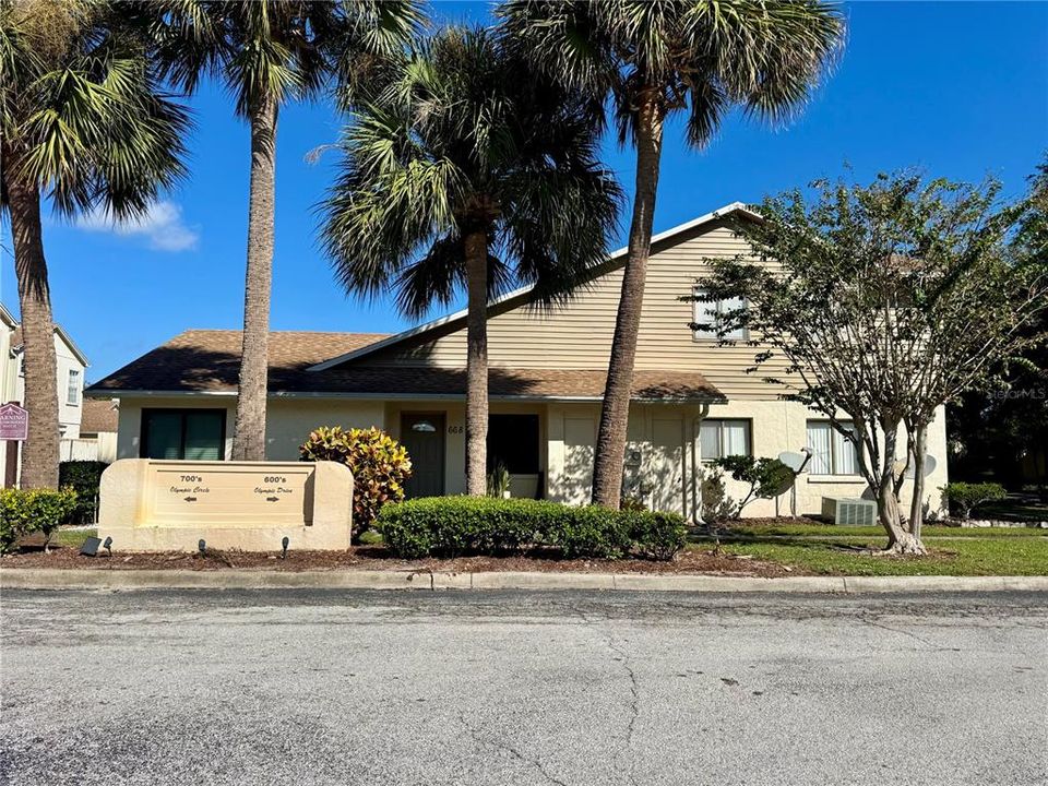 For Sale: $240,000 (2 beds, 2 baths, 1037 Square Feet)