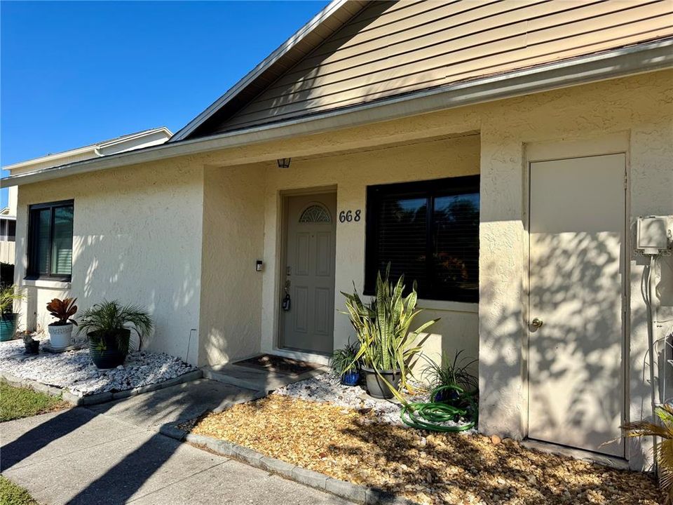 For Sale: $240,000 (2 beds, 2 baths, 1037 Square Feet)