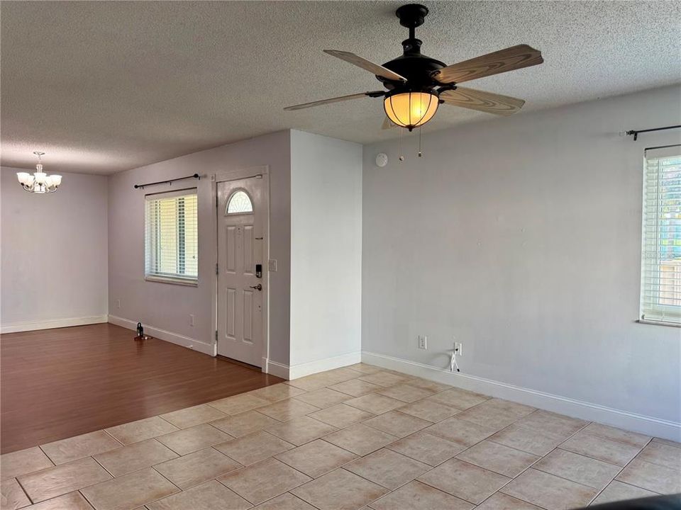 For Sale: $240,000 (2 beds, 2 baths, 1037 Square Feet)