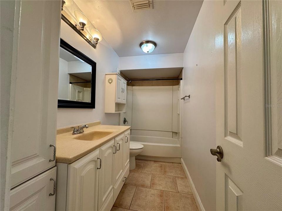 For Sale: $240,000 (2 beds, 2 baths, 1037 Square Feet)