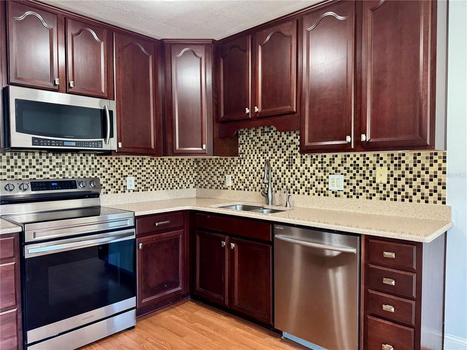 For Sale: $240,000 (2 beds, 2 baths, 1037 Square Feet)