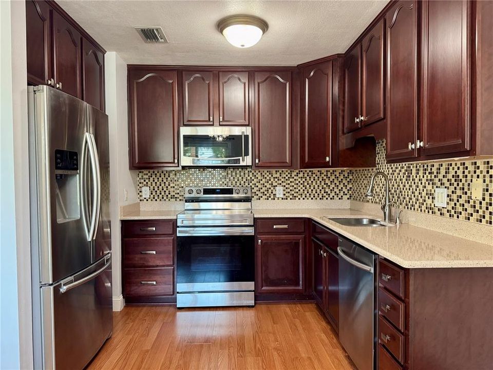 For Sale: $240,000 (2 beds, 2 baths, 1037 Square Feet)