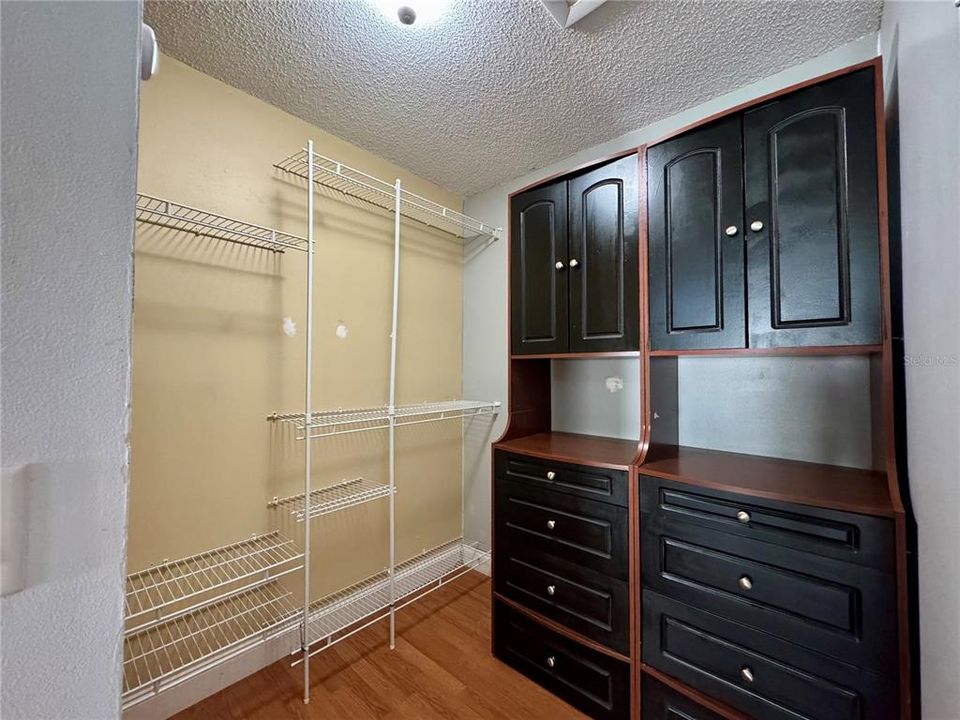 For Sale: $240,000 (2 beds, 2 baths, 1037 Square Feet)