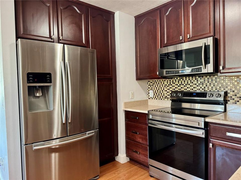For Sale: $240,000 (2 beds, 2 baths, 1037 Square Feet)