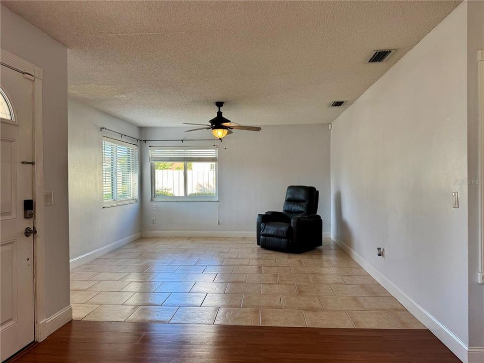 For Sale: $240,000 (2 beds, 2 baths, 1037 Square Feet)