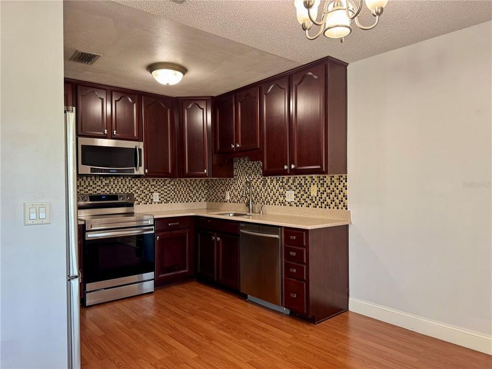 For Sale: $240,000 (2 beds, 2 baths, 1037 Square Feet)