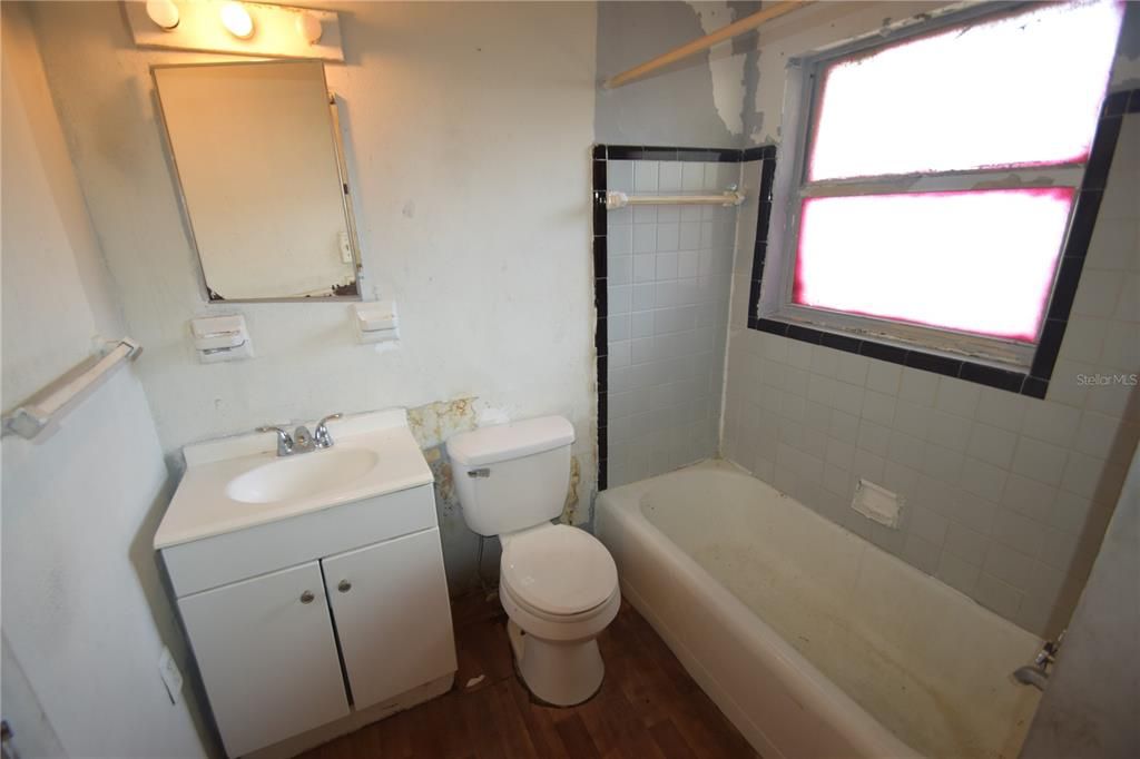 Active With Contract: $164,900 (3 beds, 1 baths, 1350 Square Feet)