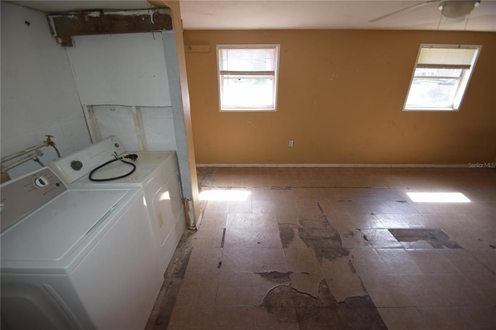 Active With Contract: $164,900 (3 beds, 1 baths, 1350 Square Feet)