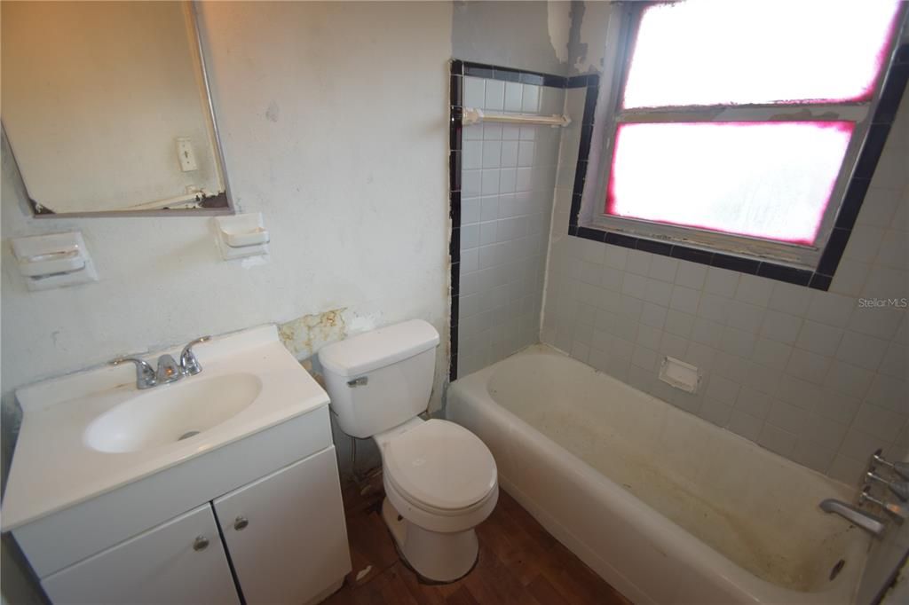 Active With Contract: $164,900 (3 beds, 1 baths, 1350 Square Feet)