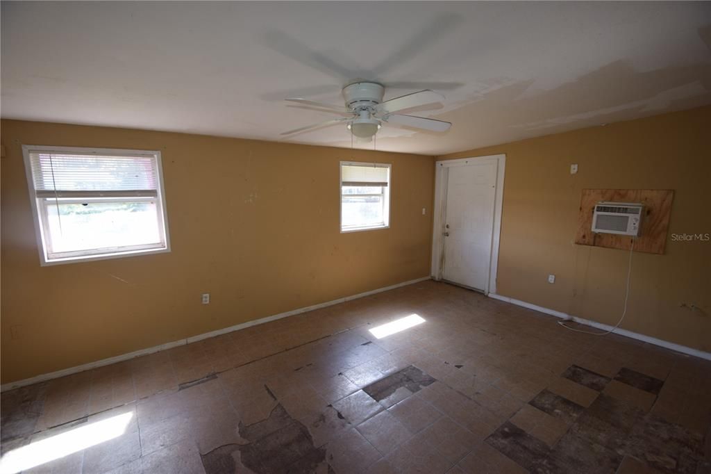 Active With Contract: $164,900 (3 beds, 1 baths, 1350 Square Feet)