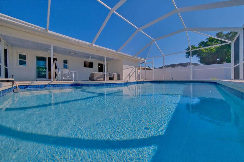 Под контрактом: $425,000 (2 спален, 2 ванн, 992 Квадратных фут)