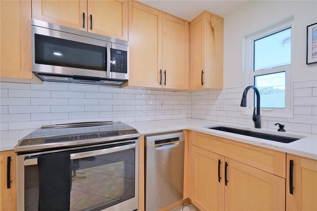 Под контрактом: $425,000 (2 спален, 2 ванн, 992 Квадратных фут)