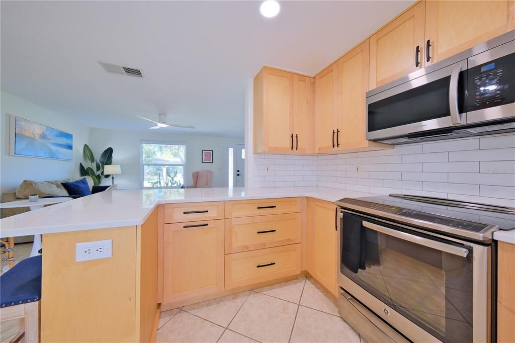 Под контрактом: $425,000 (2 спален, 2 ванн, 992 Квадратных фут)