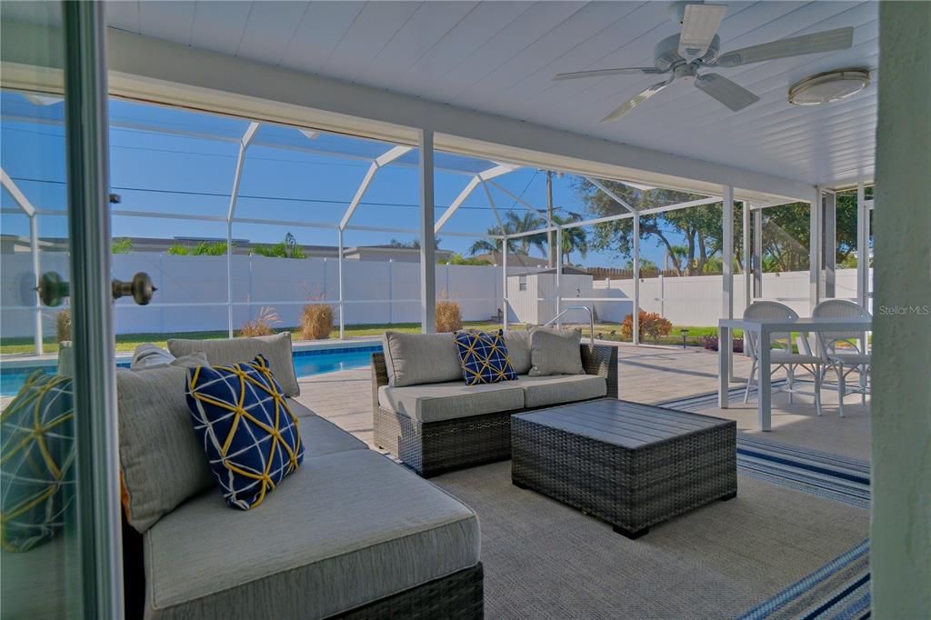 Под контрактом: $425,000 (2 спален, 2 ванн, 992 Квадратных фут)