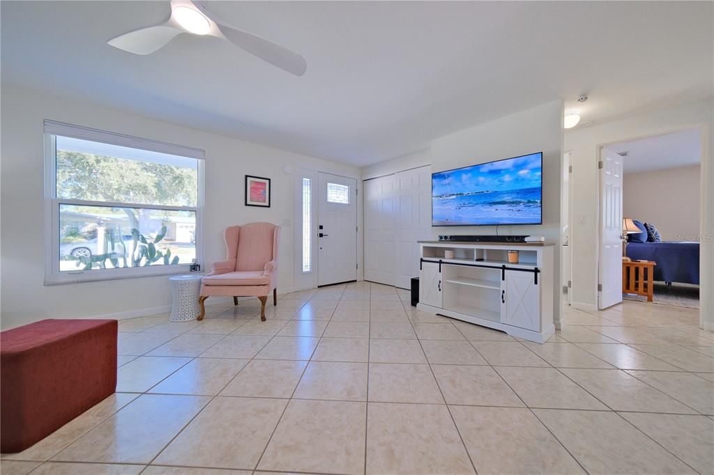 Под контрактом: $425,000 (2 спален, 2 ванн, 992 Квадратных фут)