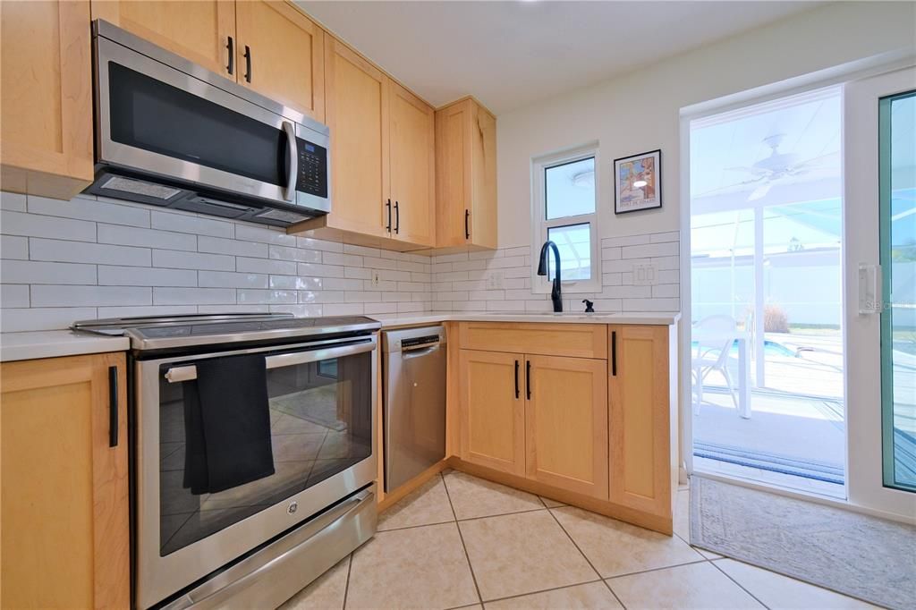 Под контрактом: $425,000 (2 спален, 2 ванн, 992 Квадратных фут)