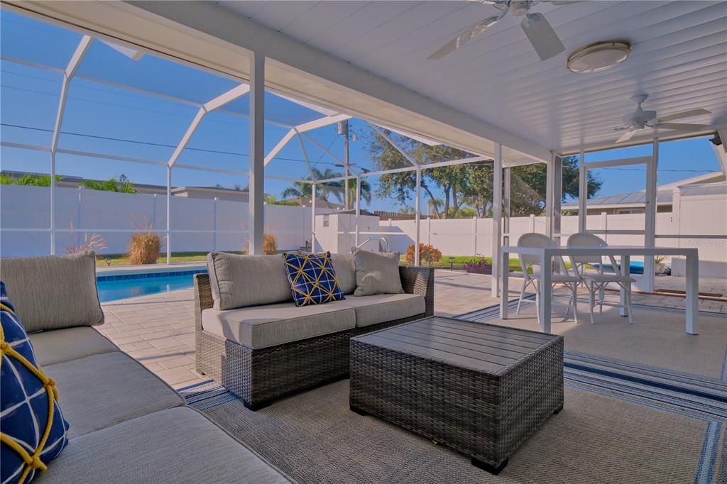 Под контрактом: $425,000 (2 спален, 2 ванн, 992 Квадратных фут)