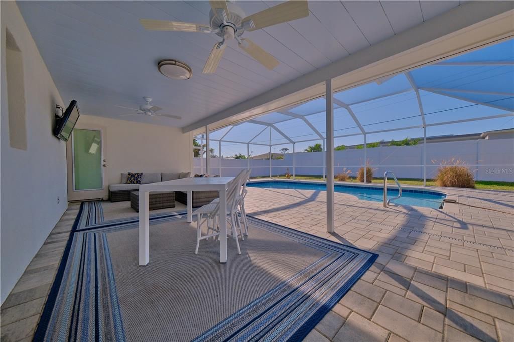 Под контрактом: $425,000 (2 спален, 2 ванн, 992 Квадратных фут)