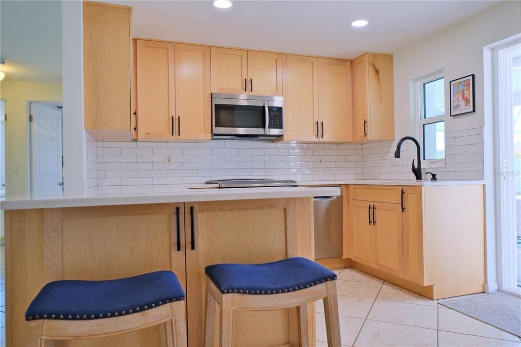 Под контрактом: $425,000 (2 спален, 2 ванн, 992 Квадратных фут)