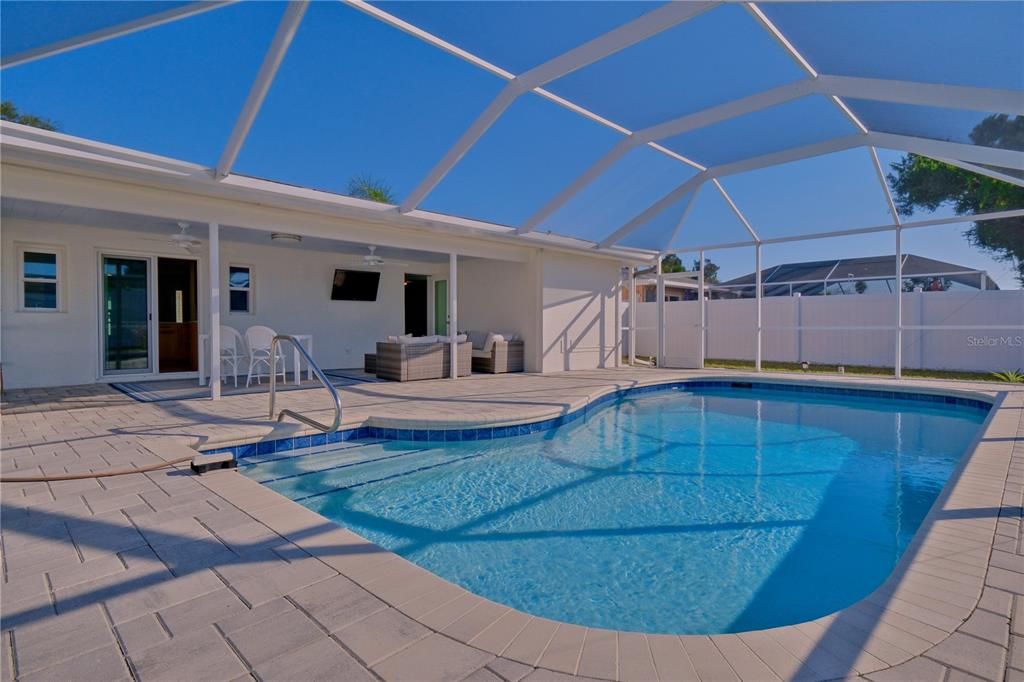 Под контрактом: $425,000 (2 спален, 2 ванн, 992 Квадратных фут)