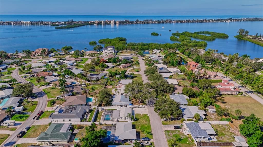 Под контрактом: $425,000 (2 спален, 2 ванн, 992 Квадратных фут)