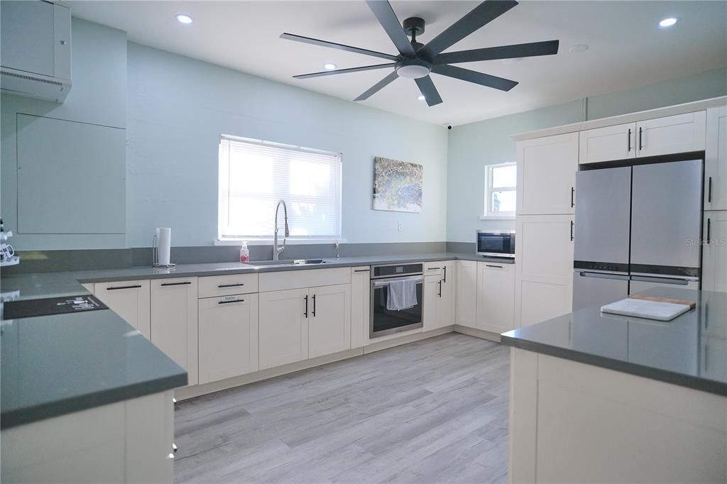 Под контрактом: $425,000 (2 спален, 2 ванн, 992 Квадратных фут)