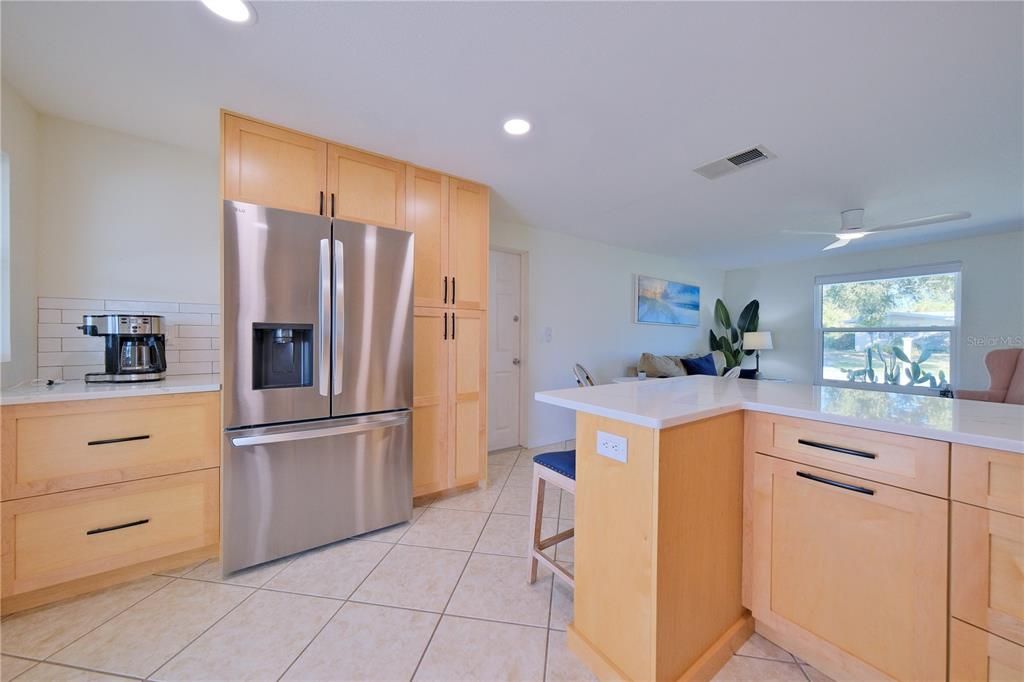 Под контрактом: $425,000 (2 спален, 2 ванн, 992 Квадратных фут)